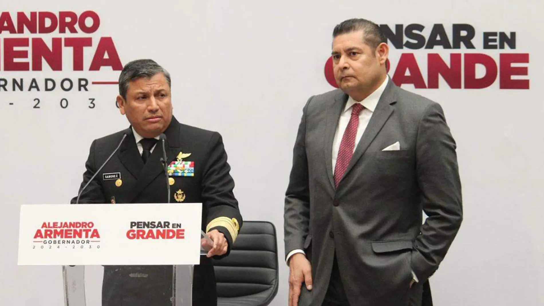 El vicealmirante Francisco Sánchez González, próximo secretario de seguridad de Puebla y Alejandro Armenta Mier, gobernador electo